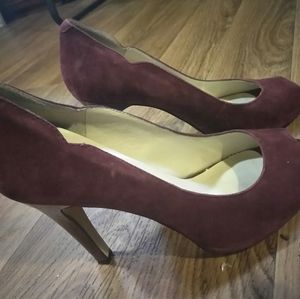 Nine West b burgundy suede peep-toe pump
